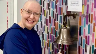 Cristina Balan finalizando o tratamento de quimioterapia para câncer de mama