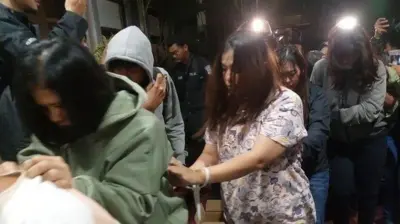 Polisi menggiring 12 pelaku perdagangan bayi ke Polda Jawa Barat, pada Senin (14/07). Total, polisi telah menetapkan 13 tersangka. 