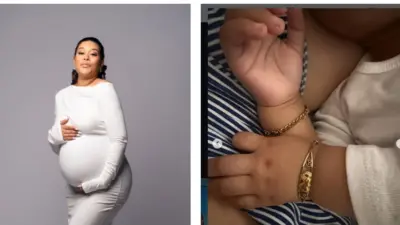 Adunni Adewale (Adunni Ade) pẹlu ọwọ ọmọ rẹ, Sal. Ọmọ naa sun sori ibusu, wọn si ya ọwọ rẹ mejeeji ninu aworan yii, pẹlu awọn ẹgba ọwọ to rẹwa ti wọn fi si i lọwọ