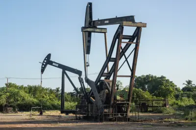 दुनिया में अमरीकी नागरिक एडविन ड्रेक ने पहली बार कामयाबी के साथ 1859 में तेल निकाला था, आज अमरीका दुनिया का सबसे बड़े तेल उत्पादकों में से है