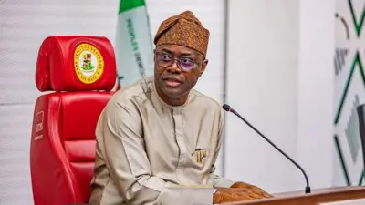 Seyi Makinde n wo ẹgbẹ, gbohungbohun wa niwaju rẹ