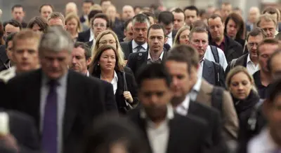 Pessoas engravatadas indo trabalhar