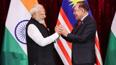 प्रधानमंत्री नरेंद्र मोदी की मलेशिया यात्रा के दौरान मलेशिया के प्रधानमंत्री अनवर इब्राहिम खुद उन्हें रिसीव करने एयरपोर्ट पहुंचे थे