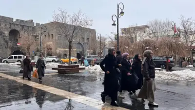 Diyarbakır Sur bölgesinde yolda yürüyen kadınlar. 