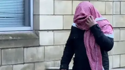 محکمې ته ویل شوي، ملا امام د حق الزحمې په توګه ۵۰ پاونډ اخیستي وو. اشرف عثماني له محکمې د وتلو په حال کې.