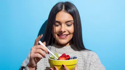 ਸਲਾਦ ਦਾ ਡੌਂਗਾ ਖਾਂਦੀ ਹੋਈ ਇੱਕ ਮੁਟਿਆਰ