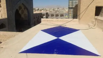 سپر آبی روی پشت بام یکی از اماکن تاریخی اصفحان