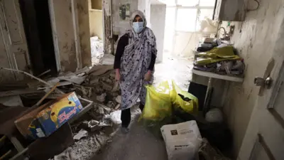 Mujer en el medio de un edificio en ruinas en Teherán. 