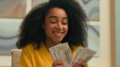 Une joyeuse et riche entrepreneure afro-américaine comptant des dollars