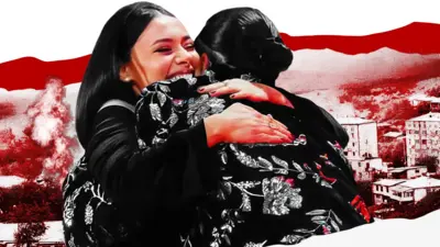 Коллаж: женщина с длинными темными волосами, улыбаясь, обнимает мужчину с темными волосами, заколотыми в пучок - он запечатлен спиной к камере. На заднем фоне в красных тонах изображение панельных домов и гор