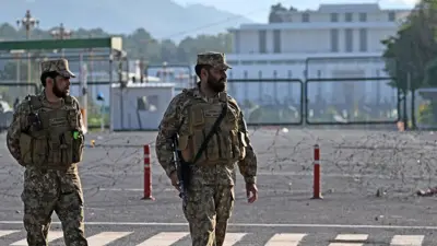 10 अप्रैल, 2026 को इस्लामाबाद के 'रेड ज़ोन' इलाके में पाकिस्तानी सैनिक पहरा दे रहे हैं. 