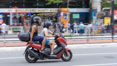 Motociclista com passageiro na Avenida Paulista