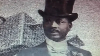 Bode Thomas wọ kootu ati ẹwu funfun, si de fila ate