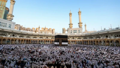 Awọn olujọsin wọ aṣọ funfun ni Saudi