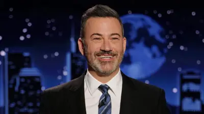 Jimmy Kimmel en el plató de su programa con cara sonriente