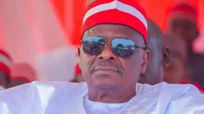 Kwankwaso sanye da fararen tufafi da jar hula da kuma baƙin tabarau