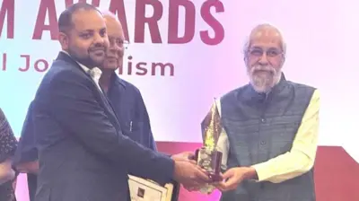 दानिश सिद्दीक़ी अवॉर्ड ग्रहण करते बीबीसी के पूर्व पत्रकार अभिनव गोयल