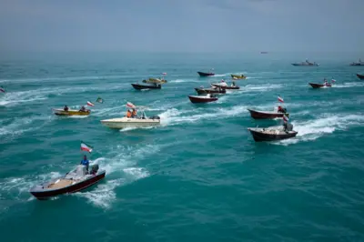 இரானின் "கொசுப் படை" என்பது சிறிய மற்றும் அதிவேகத்தில் தாக்குதல் நடத்தும் திறன் உள்ள படகுகளைக் கொண்ட ஒரு கடற்படையாகும்.