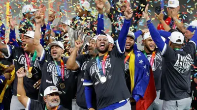 Los jugadores venezolanos tras su histórica victoria de este martes.