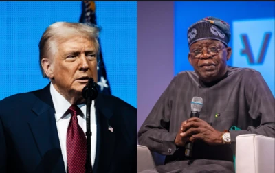 Ààrẹ Amẹ́ríkà, Donald Trump wọ kóòtù dúdú, gbohùngbohùn wà níwájú rẹ̀ nígbà tí Ààrẹ Tinubu mú gbohùngbohùn dání lórí ìjòkòó