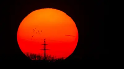 Закат над линией электропередачи возле НПЗ «Орлен Унипетрол» в  Чехии