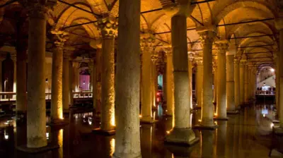 Yerebatan Sarnıcı'nın genel bir görüntüsü.