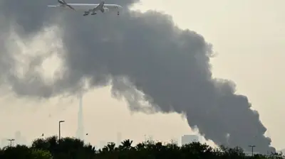 16 मार्च को दुबई इंटरनेशनल एयरपोर्ट के ऊपर उठता धुआं (फ़ाइल फ़ोटो)
