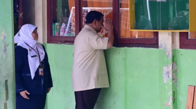 Presiden Prabowo Subianto sedang melihat para siswa dengan program MBG