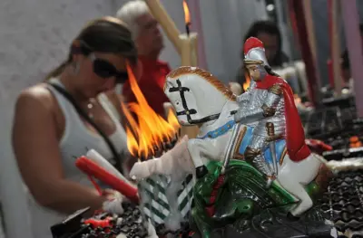 Fiéis na igreja de São Jorge, no Rio de Janeiro, durante comemorações pelo dia do santo padroeiro da cidade, em 23 de abril de 2012.