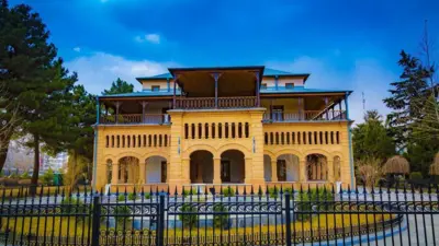 نمایی از قصر استوری وزارت خارجه افغانستان با خشتهای زرد رنگ و بالکنهای بزرگش