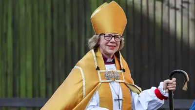 Dame Sarah Mullally land Canterbury Cathedral