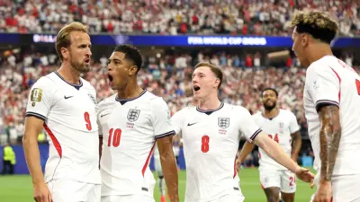 Harry Kane dari Inggris merayakan gol pembuka bersama rekan setimnya saat melawan Kroasia
