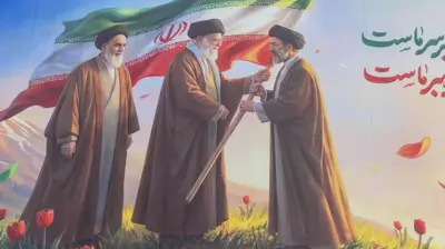 نمایی از خیابان ولیعصر که در آن یک پوستر بزرگ دیده می‌شود. در این پوستر از چپ به راست تصویر نخستین رهبر انقلاب اسلامی، روح‌الله خمینی؛ دومین رهبر، آیت‌الله علی خامنه‌ای؛ و در سمت راست رهبر جدید انقلاب، مجتبی خامنه‌ای دیده می‌شود.