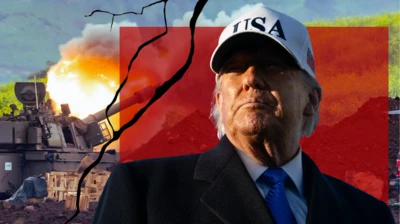 Beyaz "USA" beyzbol şapkası, koyu mavi ceket, açık mavi gömlek ve desenli kravat takmış, ciddi bir yüz ifadesiyle ABD Başkanı Donald Trump, bir tank ve patlamayı içeren ve üzerinde büyük çatlaklar bulunan bir savaş montajının üzerine yerleştirilmiş.