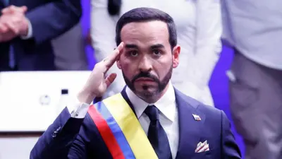 Abelardo de la Espriella se lleva la mano a la sien tras recibir la banda presidencial