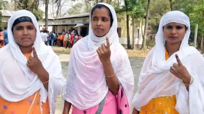 असम के तेज़पुर ज़िले में एक मतदान केंद्र पर मुस्लिम महिलाएं