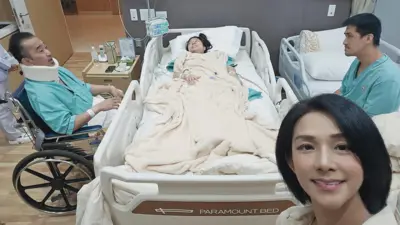 Eva Khoo at the hospital in Bangkok with her family members who were on the SQ321 flight