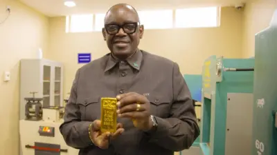 Louis Watum Kabamba, minisitiri wa mine wa RD Congo, afite 'lingot' ya zahabu itunganyije ku ruganda rwafunguwe i Kalemie