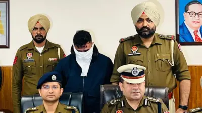 ਸ਼ਾਅਨ ਭਿੰਡਰ ਦੀ ਉਸ ਵੇਲੇ ਦੀ ਤਸਵੀਰ ਜਦੋਂ ਉਸ ਨੂੰ ਮਾਰਚ 2025 ਵਿੱਚ ਗ੍ਰਿਫ਼ਤਾਰ ਕੀਤਾ ਗਿਆ ਸੀ