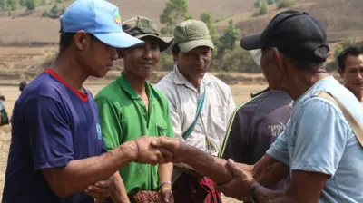 လိုဘာခိုကျေးရွာနဲ့ ယပ်ခူကျေးရွာ ဆွေမျိုးစုတွေလက်ဆွဲနှုတ်ဆက်ခဲ့ကြပါတယ်။ 
