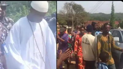 Aworan Ọba Ayodeji Williams Adesoye wọ asọ agbada ati sokoto pẹlu fila funfun sori, o dori kodo, o si wa laarin awọ ọlọpaa to n sin jade kuro ninu ilu, pẹlu aworan ọpọ araalu to gbẹsẹ le ọkọ ayọkẹlẹ ọba naa.
