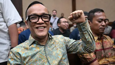 Terdakwa kasus dugaan pemerasan dalam pengurusan sertifikat K3 di Kementerian Ketenagakerjaan Immanuel Ebenezer bersiap menjalani sidang pembacaan dakwaan di Pengadilan Tipikor, Jakarta, Senin (19/1/2026).