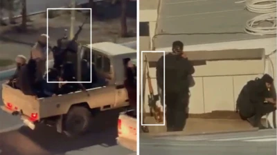 Изображение показывает пулемет, установленный в кузове белого пикапа (слева) и кадр из видео с протестов 9 января в северо-восточном городе Мешхед, на котором видны две фигуры в черной тактической форме, подобной той, что носят несколько подразделений сил безопасности, в том числе Корпус стражей исламской революции, на крыше отеля, с снайперской винтовкой Драгунова (СВД), прислоненной к стене.