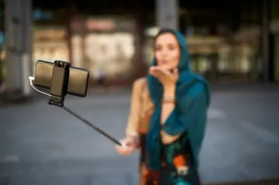 Mulher gravando um vídeo com um pauplinko stake casinoselfie, desfocado no fundo