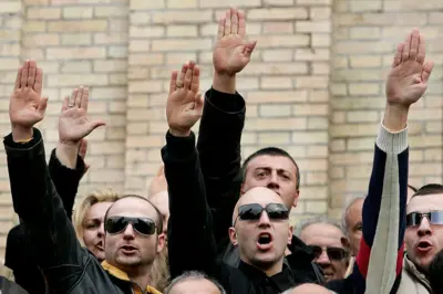 Homens prestam homenagem a Romano Mussolini, filho do ex-ditador fascista Benito Mussolini e pai da extrema-direita e política europeia Alessandra Mussolini, com a 'saudação Romana' no final do seu funeral em Roma