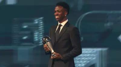 Vini Jr. segurando troféugalera bet.comelhor jogador do mundo da Fifa