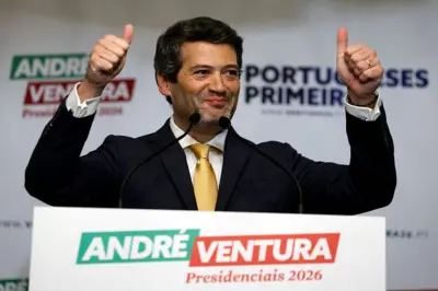 O líder do Chega, André Ventura, comemora o resultado do primeiro turno das eleições presidenciais portuguesas em Lisboa, em 18 de janeiro de 2026.
