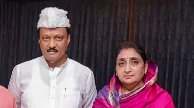 अजित पवार, पत्नी सुनेत्रा पवार के साथ (फ़ाइल फ़ोटो)