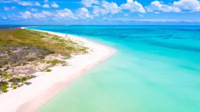 Vista aérea da praia Pink Sand, em Barbuda