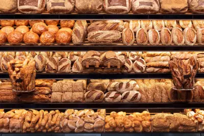 Rayon boulangerie proposant de nombreux types de pains